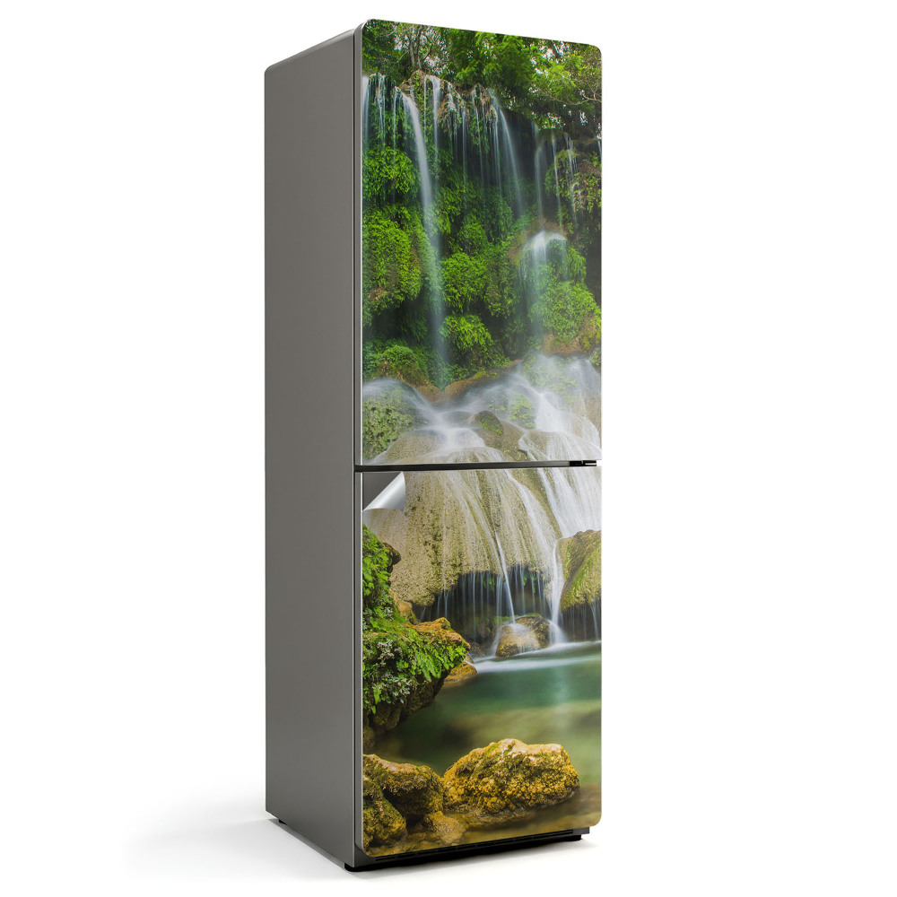 Hűtőszekrényre matrica Vízesés a növényzet között