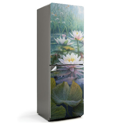 Hűtőszekrényre matrica Liliomok a tó felszínén