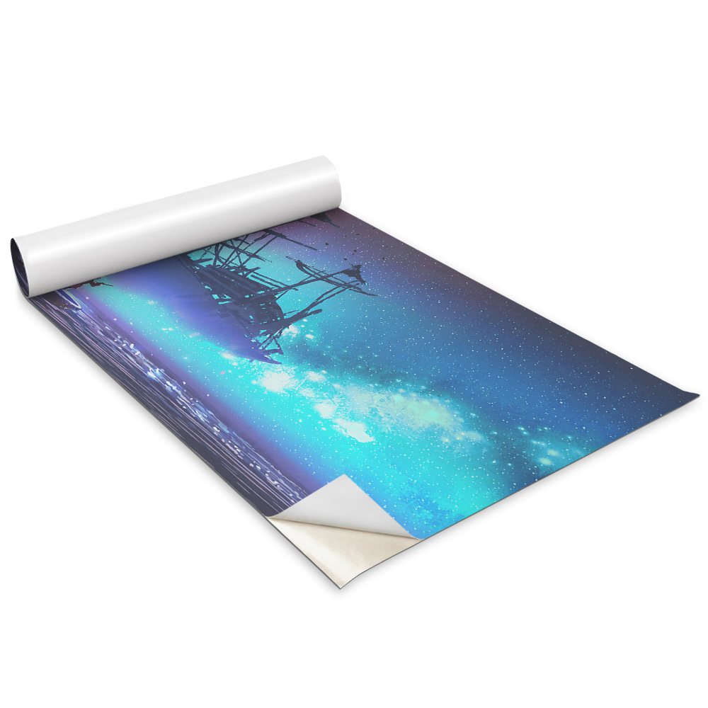 Öntapadós bútor matrica Gyermek egy csónakban, a háttérben egy hajóval